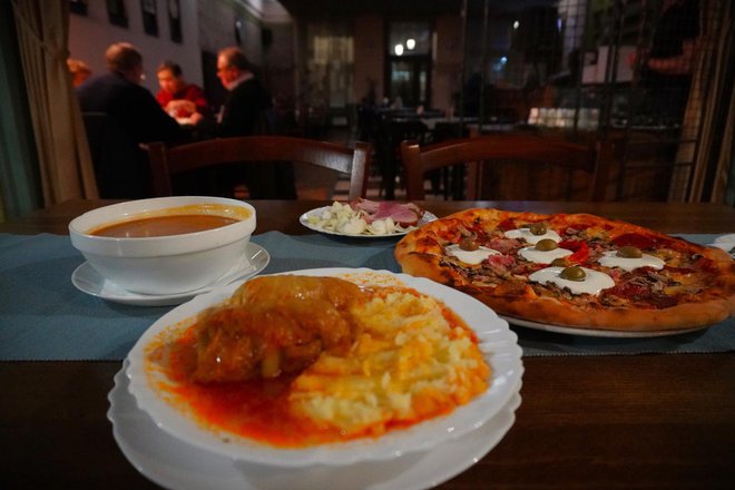 Pizzerija Kapelica nudi domaću hranu poput sarmi, domaćeg graha s kobasicama i pizze iz krušne peći/Foto: Nikica Puhalo/MojPortal.hr