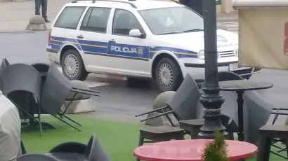 26-godi&scaron;nji mladić pucao prema četvorici mladića ispred Star caffea u ulici Stjepana Radića u Daruvaru. Policija je tri dana nakon pucnjave tražila čahure po Radićevoj ulici / Foto: Dijana Puhalo