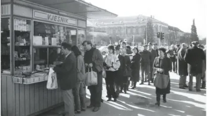 Kiosk u centru Daruvara sredinom 70-ih kada su stanovnici u dugačkom redu čekali red da bi kupili novine. Sada ne morate izlaziti da bi ste se informirali, samo ukucajte mojportal.hr i vijesti su tu... / Foto:&nbsp;Toni Hnojčik