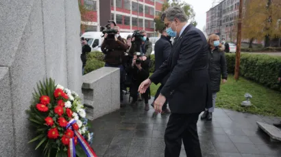 Premijer Andrej Plenković položio je vijenac kod spomenika na ulazu u tvornicu Borovo /
Foto: Vlado Kos/CROPIX



&nbsp;
