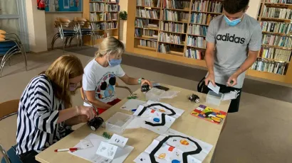 U Pučkoj knjižnici i čitaonici Daruvar već se mogu posuditi i koristiti micro:bitovi, BOSON dodaci za micro:bitove, AQ:bitovi, micro:Maqueen roboti, edukacijski materijali (priručnici, Izradi! edukacijski web portal) kao i s mogućnost dobivanja certifikata o svom znanju kori&scaron;tenja raznih tehnologija