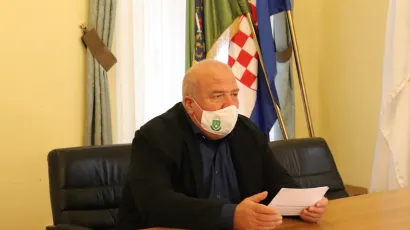 Gradonačelnik Lipika Vinko Kasana na potpisivanju ugovora o potporama poduzetnicima/Foto: Compas.hr