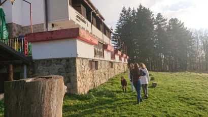 PParovi su iskoristili prekrasan dan za uživanje u prirodi i gastro ponudi Planinarskog doma/Foto: Mario Barać