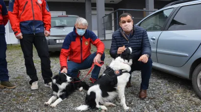 Damir Bajs, župan Bjelovarsko-bilogorske županije uručio je ključeve pick-upa predstavnicima HGSS-a/Foto: BBŽ