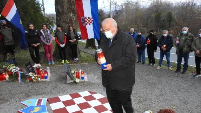 Gradonačelnik Lipika Vinko Kasana polaže vijenac na spomen obilježje poginulim braniteljima/Foto: Compas.hr