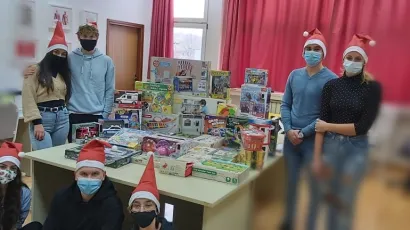 Učenici 5. razreda u Pakracu s poklonima koje su donijeli djeci bez odgovarajuće roditeljske skrbi u Lipiku/Foto: compas.hr