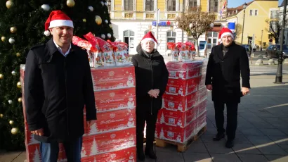 Gradonačelnik Damir Lneniček i zamjenici Vanda Cegledi i Vladimir Bilek s darovima za vrtićku djecu i &scaron;kolarce/Foto: MojPortal.hr
