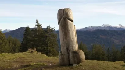 Drvena skulptura penisa visoka dva metra nalazi se u njemačkoj planini Gr&uuml;ntenu, 140 kilometara od M&uuml;nchena/Foto: YouTube, BR