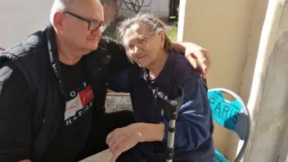 Kada je progla&scaron;en prvi lockdown, članovi Udruge posjetili su svoje starije članice koje su se kao i većina dru&scaron;tva malo upla&scaron;ile. Na fotografiji predsjednik Udruge Stanko Kovačić tje&scaron;i Jelu Pa&scaron;ić/Foto: Udruga slijepih Pakrac-Lipik
&nbsp;