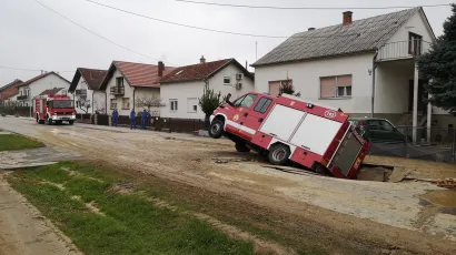Vatrogasno vozilo upalo je u rupu koja se stvorila nakon &scaron;to je u ulici pukla vodovodna cijev/Foto: Bjelovar.live