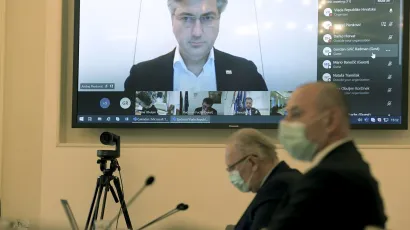 Premijer Andrej Plenkovic sjednice Vlade vodi s tavana svog doma gdje se nalazi u samoizolaciji / Foto: Bruno Konjevic/CROPIX
