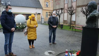 Gradonačelnica Pakraca Anamarija Blažević, njezin zamjenik Marijan &Scaron;irac i Vlado Eck, potpredsjednik Gradskog vijeća Pakrac kod spomenika dr. Franje Tuđmana/Foto: Pakrački list