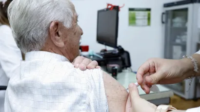 Prvi dan cijepljenja u Velikoj Britaniji pokazao je da bi vi&scaron;e opreza trebalo biti s osobama koje imaju jake alergije odnosno trebalo bi znati prije cijepljenja je li netko alergičan na bilo koju tvar koja se nalazi u cjepivu/Foto: Tomislav Kri&scaron;to/CROPIX