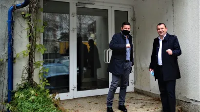 Vlado Lazar iz Erste&amp;steierm&auml;rkische banke i Damir Lneniček, gradonačelnik Daruvara ispred zgrade Elektrometala nakon primopredaje/Foto: Nikica Puhalo