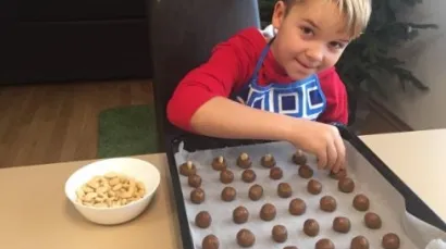 Devetogodi&scaron;nji Roko svake godine prije Božića sa svojom bakom Ljiljanom Mijoč pravi medenjake/Foto: Privatni album