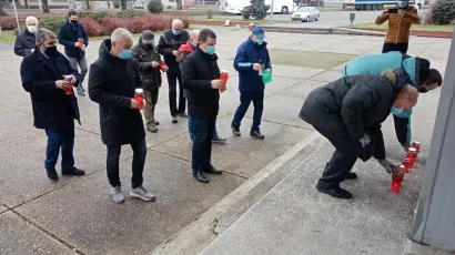 Bjelovarski rukometa&scaron;i koji su zbog svojih uspjeha u&scaron;li u povijest hrvatskog rukometa opra&scaron;ataju se od legendarnog trenera Željka Sele&scaron;a/Foto: Deni Marčinković