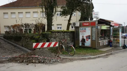 Kada se budu postavljale betonske ploče kao na glavnom dijelu trga, kiosk će biti privremeno preseljen nekoliko metara dalje na obližnje parkirali&scaron;te/Foto: Pakrački list