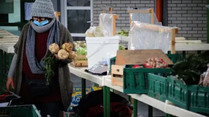 Prodavačica na tržnici drži se epidemiolo&scaron;kih mjera/Foto: Nikica Puhalo
