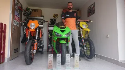 Filip Komljenović sa svojim motorima i nagradama koje je osvojio / Foto: Mario Barać