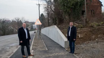 Nova pje&scaron;ačka staza u Doljanima realizirana je zajedničkim snagama županije na čelu sa županom Damirom Bajsom, Grada Daruvara na čelu s gradonačelnikom Damirom Lneničekom i saborskog zastupnika za če&scaron;ku i slovačku nacionalnu manjinu, Vladimira Bileka /Foto: Predrag Uskoković