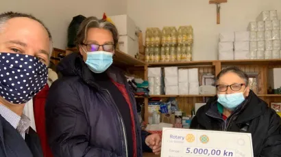 Predsjednik bjelovarskog Rotary kluba, Boris Budinja&scaron; i Igor Valentić predali su u četvrtak donaciju od 5000 kuna daruvarskom Caritasu/Foto: privatni album