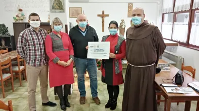 Član Rotary kluba Bjelovar, Zrinko Arvay, tajnica bjelovarskih rotarijanaca Andrea Dokmanović, Dražen Padović kuhar u pučkoj kuhinji, Dijana Bertić Frančić voditeljica Caritasa i fra Marko Pusti&scaron;ek ravnatelj Caritasa prilikom primanja donacije/Foto: Deni Marčinković