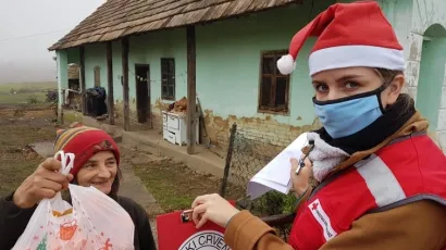 Članica Crvenog križa Gare&scaron;nica donosi poklon paket jednoj ženi na području Gare&scaron;nice/Foto: Crveni križ Gare&scaron;nica