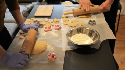 Vrijedne ruke mladih volonterki mijese tijesto za božićne medenjake svojih starijih sugrađana/Foto: Impress