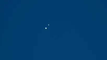 Po zalasku sunca nad jugozapadnim obzorom iznad Dubrovnika pojavila se sjajna "dvostruka zvijezda".To je izuzetno bliska konjunkcija dvaju najvećih planeta Sunčeva sustava, Jupitera i Saturna, a poznata je kao i božićna zvijezda /
Foto: Tonči Plazibat / CROPIX
&nbsp;