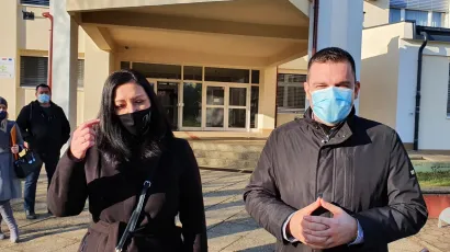 Gradonačelnik Bjelovara Darioa Hrebak ispred 1. osnovne &scaron;kole Bjelovar/Foto: Grad Bjelovar