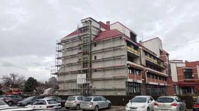 Policajci su nakon dva sata pregovora uspjeli nagovoriti mu&scaron;karca da se spusti sa skele/Foto: Deni Marčinković