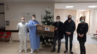 Donaciju Općoj županijskoj bolnici Pakrac uručili su Davor Lepka, predsjednik Udruženja obrtnika Pakraca i Lipika i njegov zamjenik Robert Ružička/Foto: Bolnica Pakrac