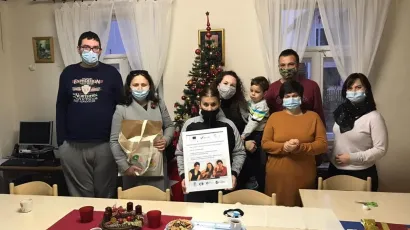 Članovi daruvarske Udruge Korak dalje s darovima koje im je dostavila direktorica humanitarne organizacije Adra iz Zagreba/Foto: Korak dalje