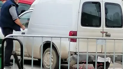Nenad zvani Talijan jučer se sa svojim neregistriranim Opelom parkirao nasred ceste/Foto: Facebook