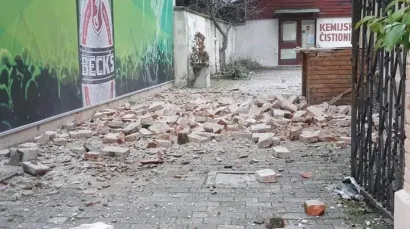 Brojne cigle sa zgrada uru&scaron;ile su se po ulicama/Foto: čitatelj