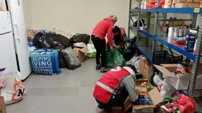 Vrijedne volonterke slažu namirnice za građane Petrinje, Gline, Siska i ostalih područja pogođenih potresom/Foto: Deni Marčinković