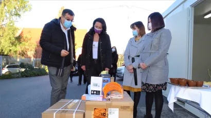 Župan Damir Bajs, ravnateljica doma Marina Vulinović i djelatnice doma kod medicinske opreme koju im je Županija donirala/Foto: Nikica Puhalo