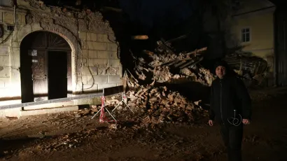 Petrinjci jo&scaron; uvijek ne mogu vjerovati &scaron;to je nakon potresa ostalo od njihovog grada/Foto: Goran Mehkek /Cropix