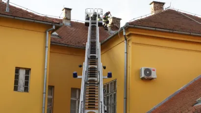 Vatrogasci DVD-a Pakrac sru&scaron;ili su tri dimnjaka na zgradi biv&scaron;eg suda/Foto: Pakrački list