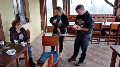 Srećko je na telefonu Ivona umiruje njihovog &scaron;estomjesečnog sina Marina. Srećkova majka Katica sjedi i ne vjeruje &scaron;to im se dogodilo/Foto: Deni Marčinković