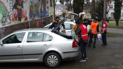 Djelatnici Crvenog križa iskrcavaju donacije iz automobila koji su neprestano dolazili ispred Hrvatskog doma u Daruvaru /Foto: Dijana Puhalo
