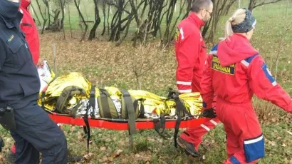 Pripadnici HGSS-a odnose pothlađenog mu&scaron;karca do vozila Hitne pomoći/Foto: HGSS