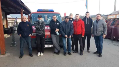Pripadnici Vatrogasne zajednice Općine Končanica snimljeni prije puta u Majske Poljane/Foto: Privatni album