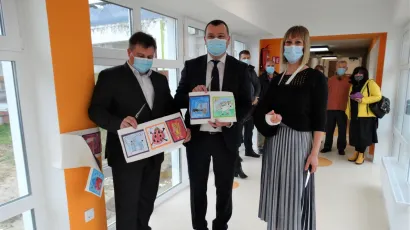 Gradonačelnik Daruvara Damir Lneniček, saborski zastupnik Miro Totgergeli i ravnateljica vrtića Irena &Scaron;ulentić režu svečanu vrpcu od dječjih crteža/Foto: Nikica Puhalo