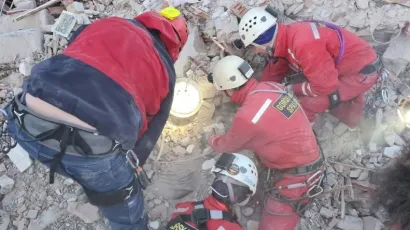 Pripadnici HGSS-a izvlače stradale iz ru&scaron;evina nakon stravičnog potresa u Baniji/Foto: HGSS