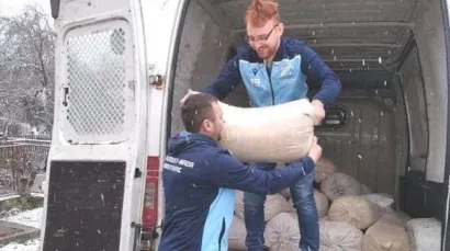 Dejan Blagojević i Dario Milanović istovaruju stočnu hranu u selu Gornja Bačuga kod Petrinje/Foto: NK Mladost-Nada Hrastovac