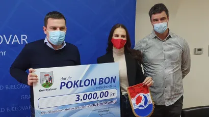 Gradonačelnik Bjelovara Dario Hrebak zahvalio je Josipi na promociji grada Bjelovara i kluba i uručio joj poklon bon u vrijednosti od tri tisuće kuna/Foto: Grad Bjelovar
