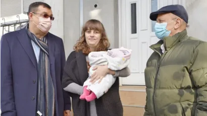 Župan Damir Bajs i mama Tamara sa svojom Frankom, prvorođenom bebom u županiji/Foto: BBŽ