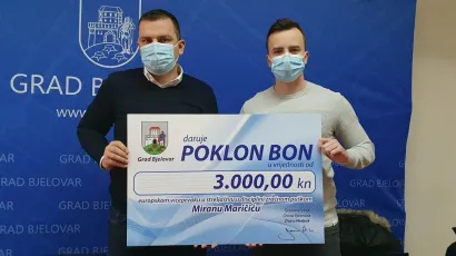 Gradonačelnik Bjelovara Dario Hrebak zahvalio se mladom strijelcu Miranu Maričiću jer zbog njegovih uspjeha za Bjelovar sada zna cijeli svijet/Foto: Grad Bjelovar