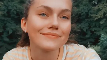 Gimnazijalka Ivona Kollert jako je obradovala jednu curicu s Banije / Foto: Privatni album